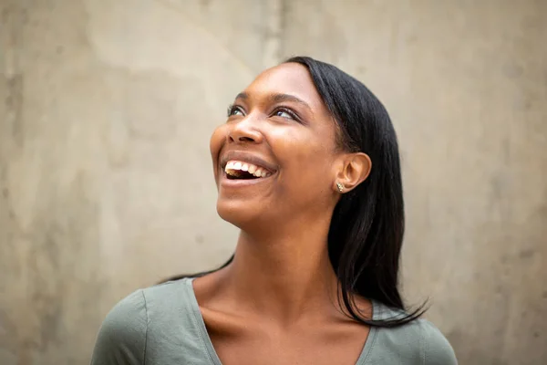 Alegre Mujer Afroamericana Mirando Aire Libre — Foto de Stock