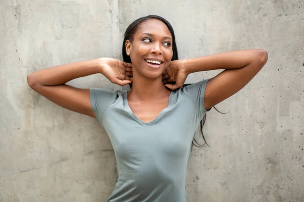 Lycklig Afrikansk Amerikansk Kvinna Tittar Bort Med Händerna Bakom Huvudet — Stockfoto