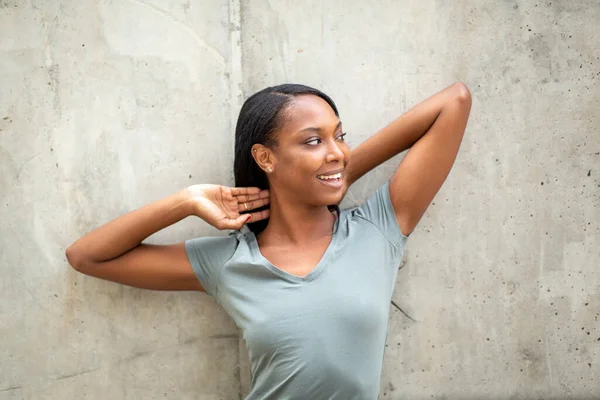 Hermosa Mujer Afroamericana Sonriente Mirando Hacia Otro Lado Con Las — Foto de Stock