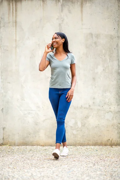 Mujer Afroamericana Feliz Hablando Por Teléfono Móvil Mientras Camina Aire —  Fotos de Stock