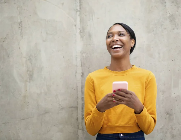Afrikansk Amerikansk Kvinna Skrattar Medan Läser Ett Roligt Meddelande Mobiltelefon — Stockfoto