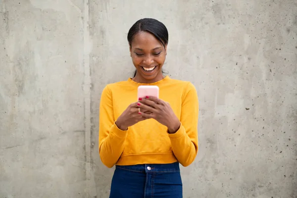 Glädjande Afrikansk Amerikansk Kvinna Sms Med Hjälp Mobiltelefon — Stockfoto