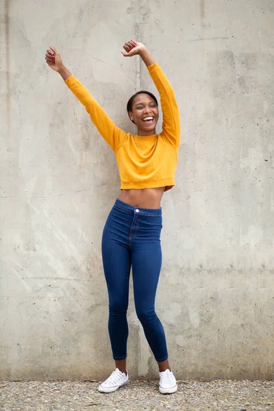 Беззаботная Африканская Американка Танцует Открытым Небом Перед Стеной — стоковое фото