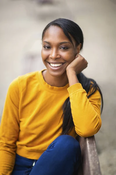 Retrato Una Mujer Afroamericana Sonriente Sentada Aire Libre Banco Madera — Foto de Stock