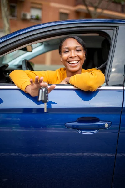 Hermosa Mujer Afroamericana Sonriente Sentada Coche Nuevo Mostrando Las Llaves — Foto de Stock