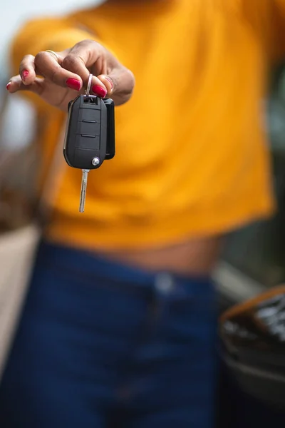 Hand Black Woman Holding New Car Key — Stock Photo, Image