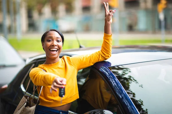 Carefree Africká Americká Žena Opírající Její Nové Auto Ukazující Klíče — Stock fotografie