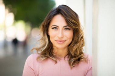 Dışarıdaki güzel genç bayanın portresini kapat. 