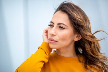 Zarif genç bayanın bakışlarının yakın portresi.