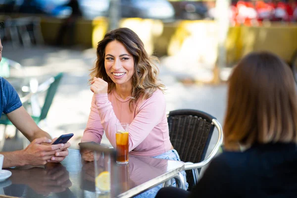 Portret Van Een Groep Vrienden Aan Bar Met Een Drankje — Stockfoto