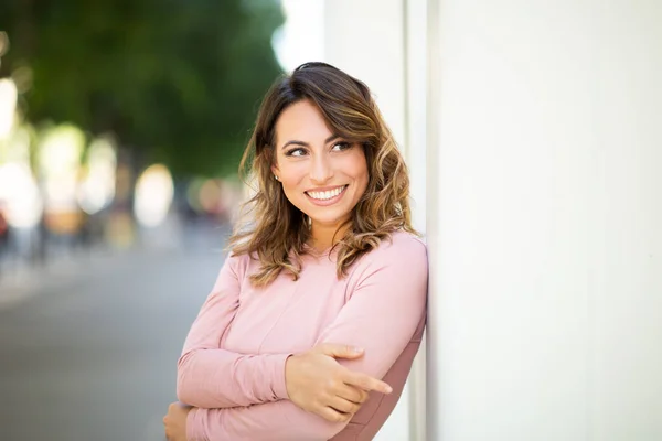 Portrait Jeune Femme Souriante Appuyée Contre Mur Extérieur Regardant — Photo