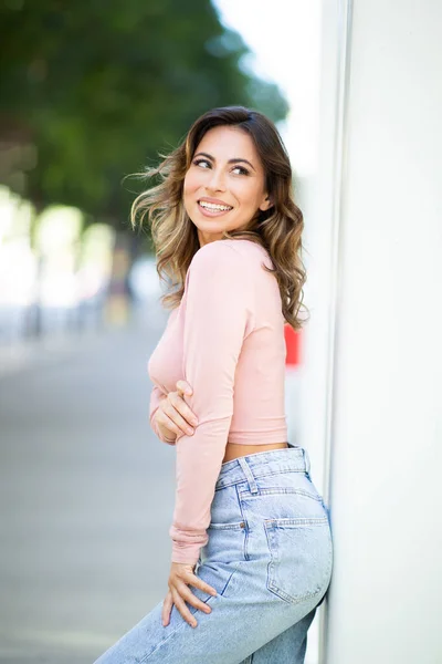 Retrato Lateral Una Mujer Sonriente Apoyada Pared Mirando Hacia Otro —  Fotos de Stock