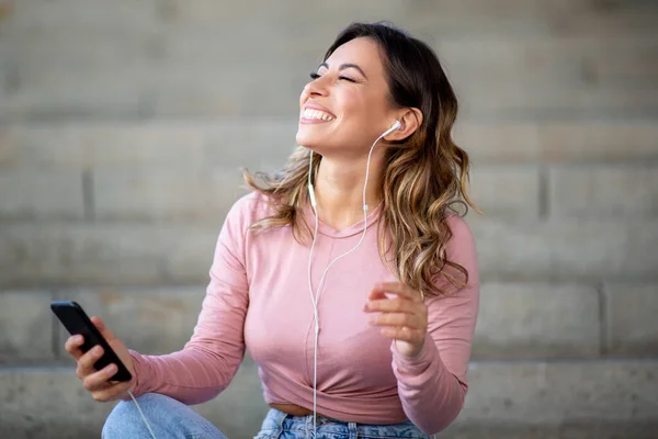 Portret Van Gelukkige Jonge Vrouw Luisteren Naar Muziek Met Mobiele — Stockfoto