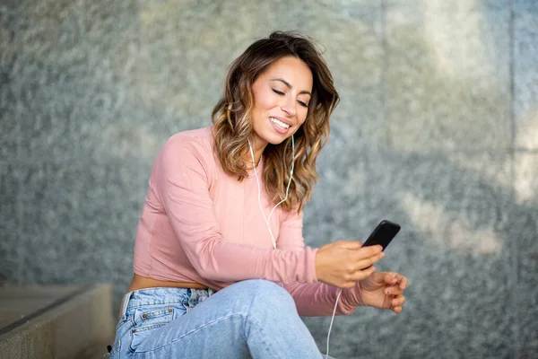 Retrato Una Joven Sosteniendo Teléfono Móvil Escuchando Música Con Auriculares — Foto de Stock