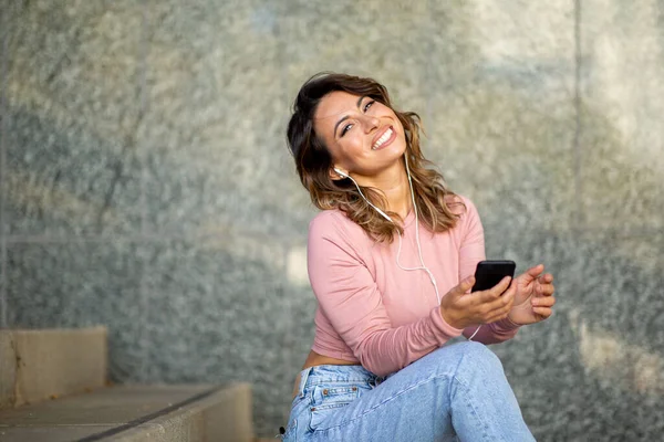 Πορτρέτο Της Χαρούμενης Νεαρής Γυναίκας Που Ακούει Μουσική Τηλέφωνο Και — Φωτογραφία Αρχείου