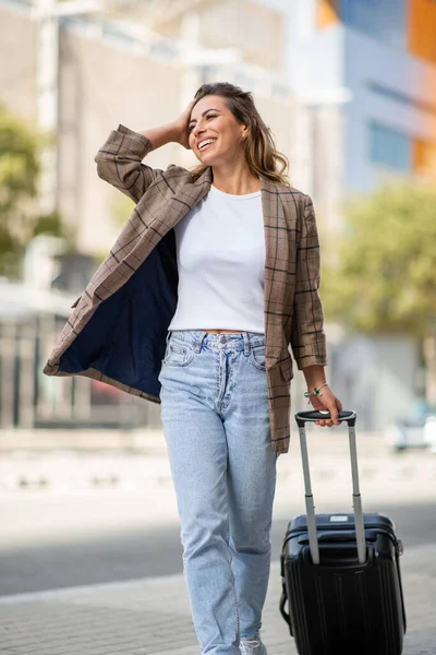 Şehir Caddesinde Bavulu Çeken Mutlu Genç Bir Kadının Portresi — Stok fotoğraf