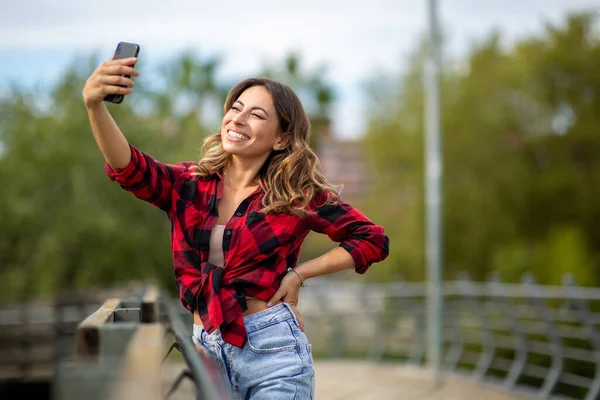 Potret Wanita Muda Dengan Ponsel Mengambil Foto Selfie Luar Ruangan — Stok Foto