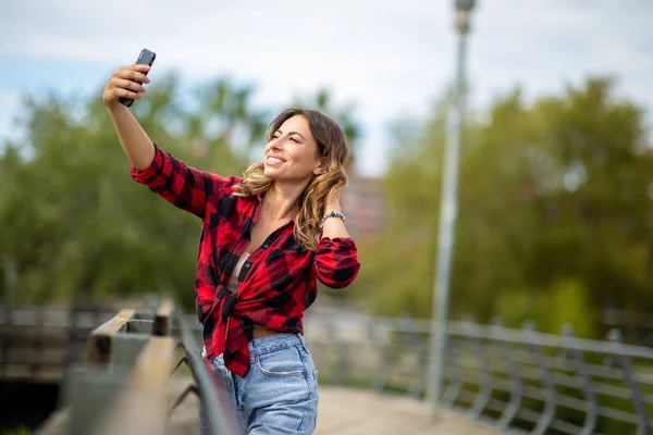 Potret Wanita Muda Cantik Dengan Ponsel Mengambil Selfie Luar Ruangan — Stok Foto