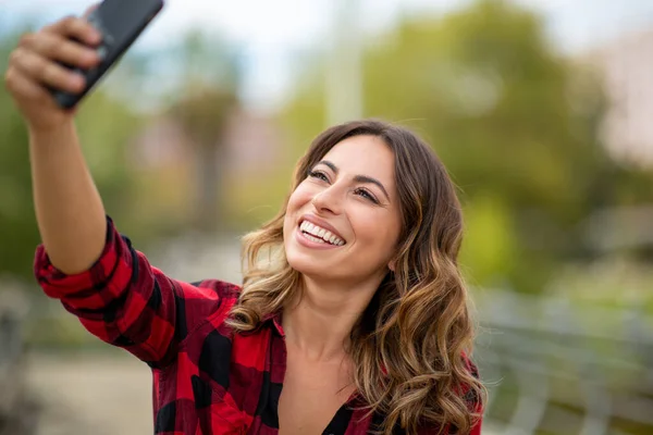 Retrato Jovem Feliz Tomando Selfie Com Celular — Fotografia de Stock