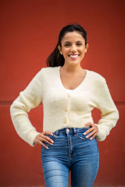 Retrato Feliz Joven Latina Sonriendo Por Fondo Rojo — Foto de Stock