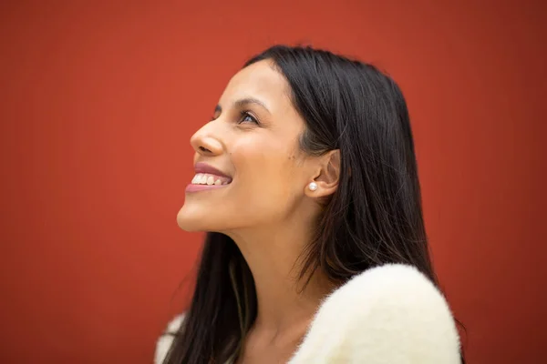 Close Side Portrait Smiling Young Latin Woman Red Background — Stock Photo, Image