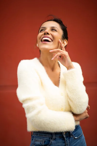 Retrato Feliz Jovem Latina Rindo Por Fundo Vermelho — Fotografia de Stock