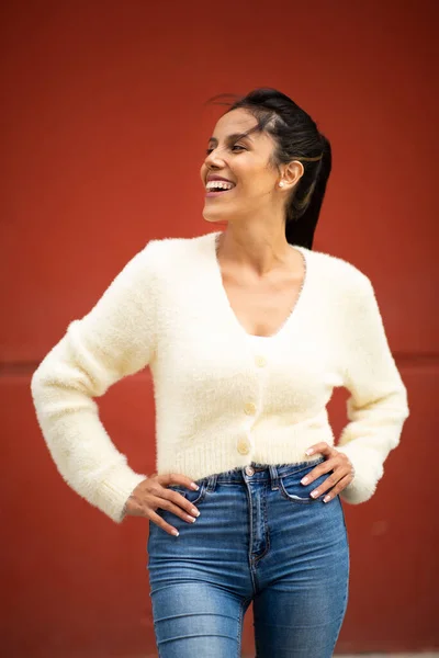 肖像幸せなラテン語女性笑顔によって赤壁 — ストック写真