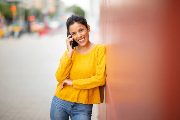 Πορτρέτο Χαμογελαστή Νεαρή Γυναίκα Μιλάει Κινητό Τηλέφωνο — Φωτογραφία Αρχείου