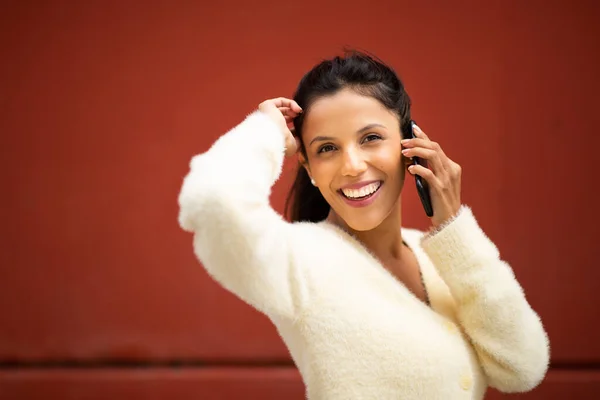 Detail Portrét Usmívající Mladá Žena Mluví Mobilním Telefonem Červeném Pozadí — Stock fotografie