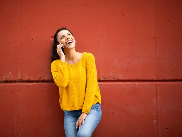 Retrato Riéndose Mujer Latina Con Celular Por Pared Roja —  Fotos de Stock