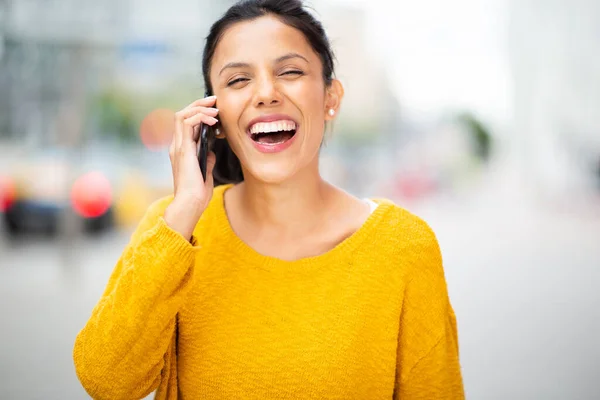 Retrato Mujer Feliz Riendo Con Teléfono Móvil — Foto de Stock