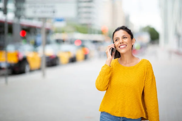 Potret Wanita Tersenyum Berjalan Dengan Ponsel Kota — Stok Foto