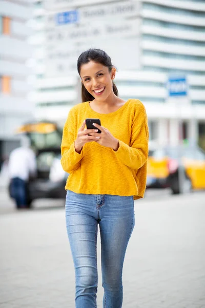 Portret Uśmiechnięta Kobieta Spaceruje Telefonem Mieście — Zdjęcie stockowe
