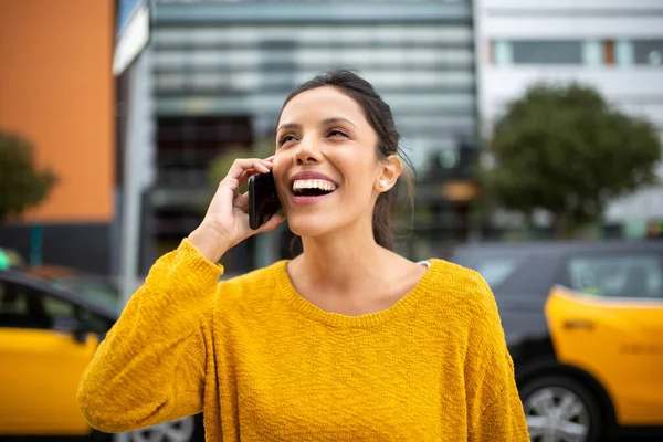 Retrato Mujer Sonriente Hablando Con Teléfono Ciudad —  Fotos de Stock