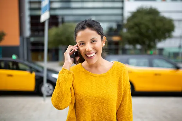 Retrato Sonriente Mujer Joven Hablando Con Teléfono Ciudad —  Fotos de Stock