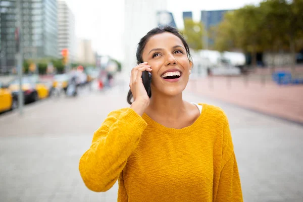 Portret Gelukkig Jonge Vrouw Lachen Met Mobiele Telefoon Stad — Stockfoto