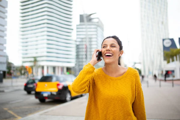 Πορτρέτο Της Ευτυχισμένης Γυναίκας Που Γελάει Τηλέφωνο Στην Πόλη — Φωτογραφία Αρχείου
