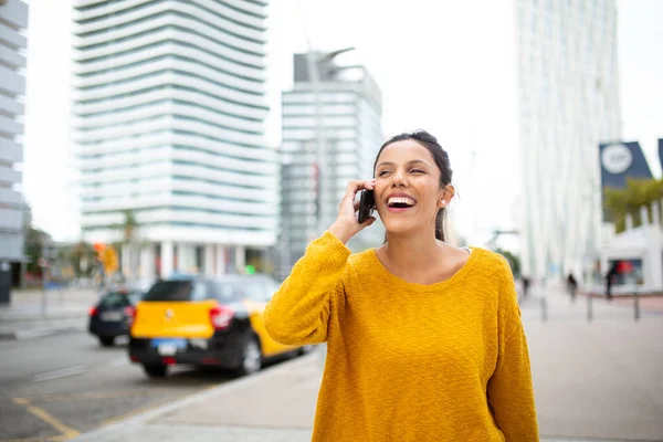 Portrait Femme Heureuse Riant Avec Téléphone Ville — Photo