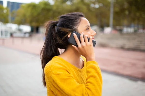 Boční Portrét Šťastné Mladé Ženy Mluví Mobilním Telefonem Venku — Stock fotografie