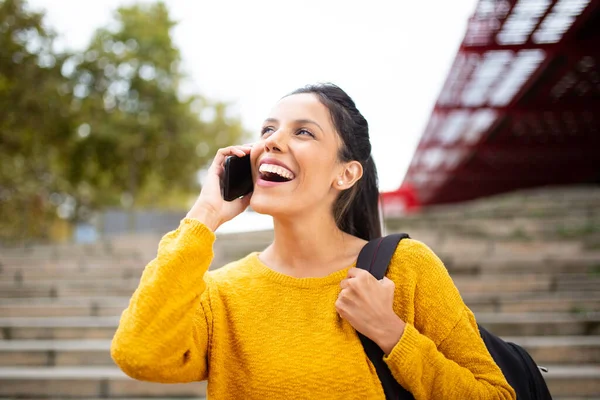 Porträtt Leende Kvinna Talar Med Mobiltelefon Och Väska — Stockfoto