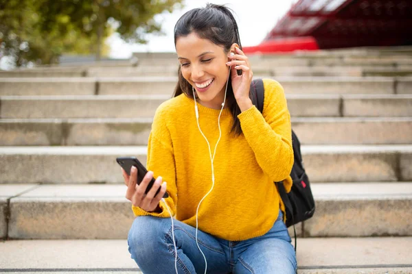 Portrait Femme Heureuse Riant Avec Téléphone Portable Écouteurs — Photo