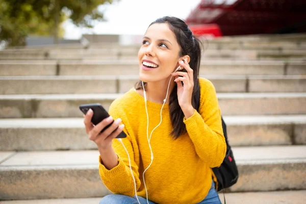 Porträt Einer Glücklichen Frau Die Mit Handy Und Kopfhörer Musik — Stockfoto