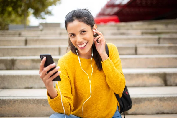 Портрет Улыбающейся Женщины Слушающей Музыку Мобильного Телефона Наушников — стоковое фото