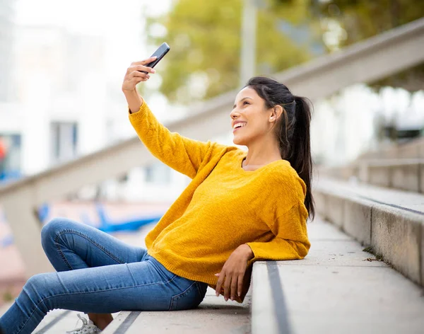 Retrato Lateral Jovem Sorridente Tomando Selfie Com Telefone Celular — Fotografia de Stock