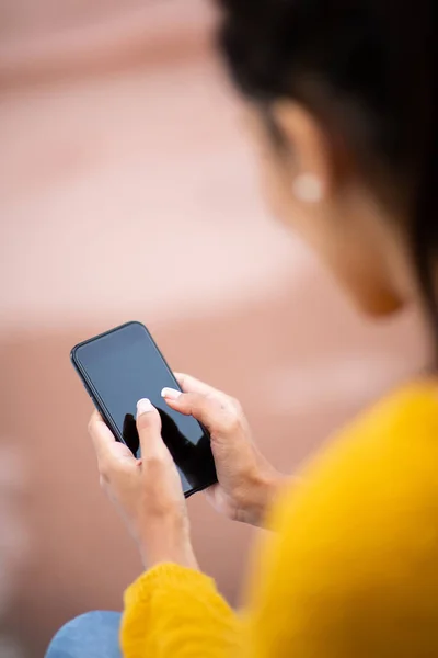 Bakom Ung Kvinna Hålla Och Använda Mobiltelefon Finger Skärmen — Stockfoto