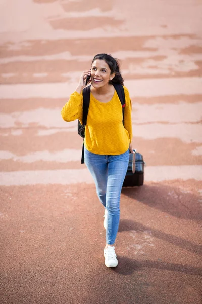 Retrato Larga Duración Joven Sonriente Hablando Con Teléfono Celular Tirando — Foto de Stock