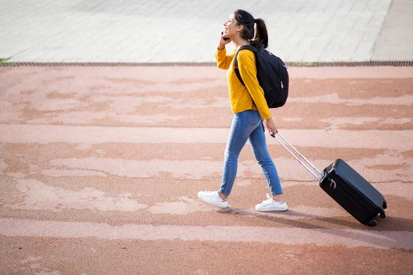 Portret Szczęśliwej Młodej Kobiety Telefonem Wyciągającej Walizkę Mieście — Zdjęcie stockowe