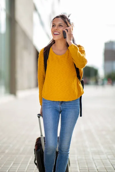 Πορτρέτο Της Χαρούμενης Νεαρής Γυναίκας Κινητό Τηλέφωνο Και Βαλίτσα Στην — Φωτογραφία Αρχείου