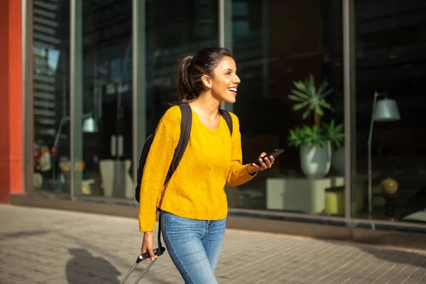 幸せな若い女性の肖像電話やバッグで街を歩く — ストック写真
