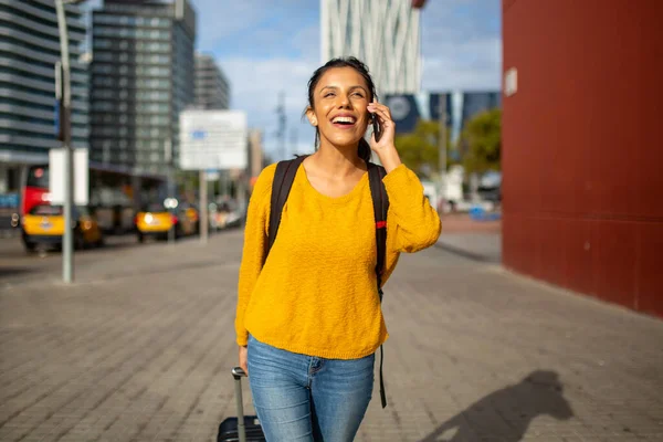 Retrato Mujer Feliz Caminando Ciudad Con Teléfono Móvil Bolsa — Foto de Stock